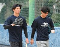 岩崎優の元でともに自主トレを行う阪神・及川雅貴（左）と川原陸＝静岡県草薙総合運動場（撮影・伊藤笙子）