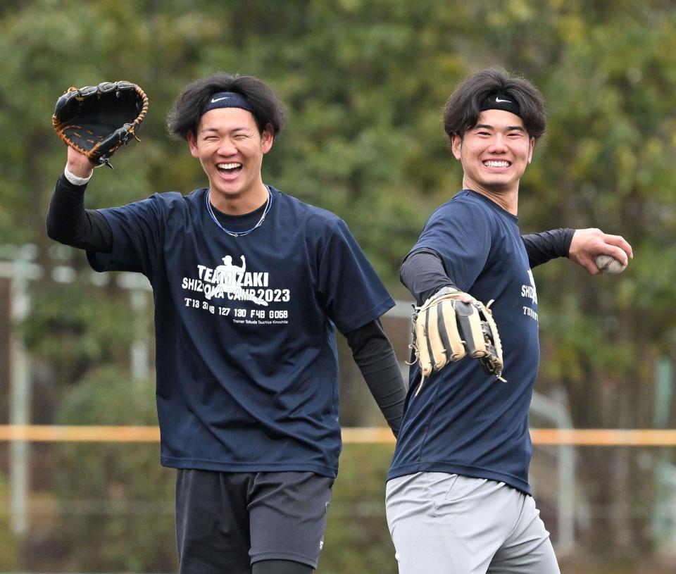おそろいのＴシャツとヘアバンドで“双子コーデ”の阪神・及川雅貴（左）と川原陸＝静岡県草薙総合運動場（撮影・伊藤笙子）