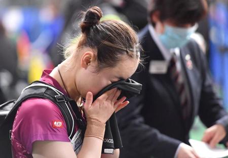 こみ上げるものを押さえていた-。卓球・全日本選手権女子シングルス６回戦で高校生に“完敗”し、タオルで顔を覆う伊藤美誠＝２７日、東京体育館（撮影・開出牧）