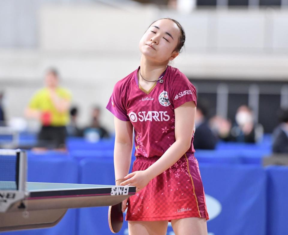 女子シングルス６回戦でミスショットを繰り返しぼうぜんとする伊藤美誠＝２７日、東京体育館（撮影・開出牧）