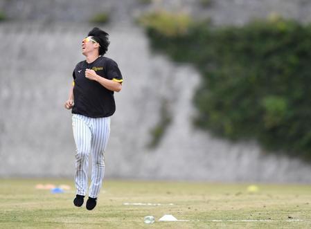 ダッシュをする阪神・近本光司＝宜野座村野球場（撮影・中田匡峻）