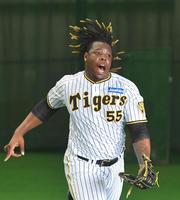 ボールに届かず声を上げる阪神・ヨハン・ミエセス＝宜野座村野球場（撮影・立川洋一郎）