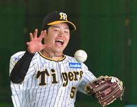 もう少しで捕れたのに！ボールに飛びつく阪神・中野拓夢＝宜野座村野球場（撮影・立川洋一郎）