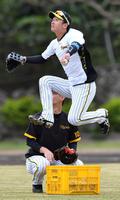 守備練習で軽快な動きを見せる阪神・近本光司＝宜野座村野球場（撮影・中田匡峻）