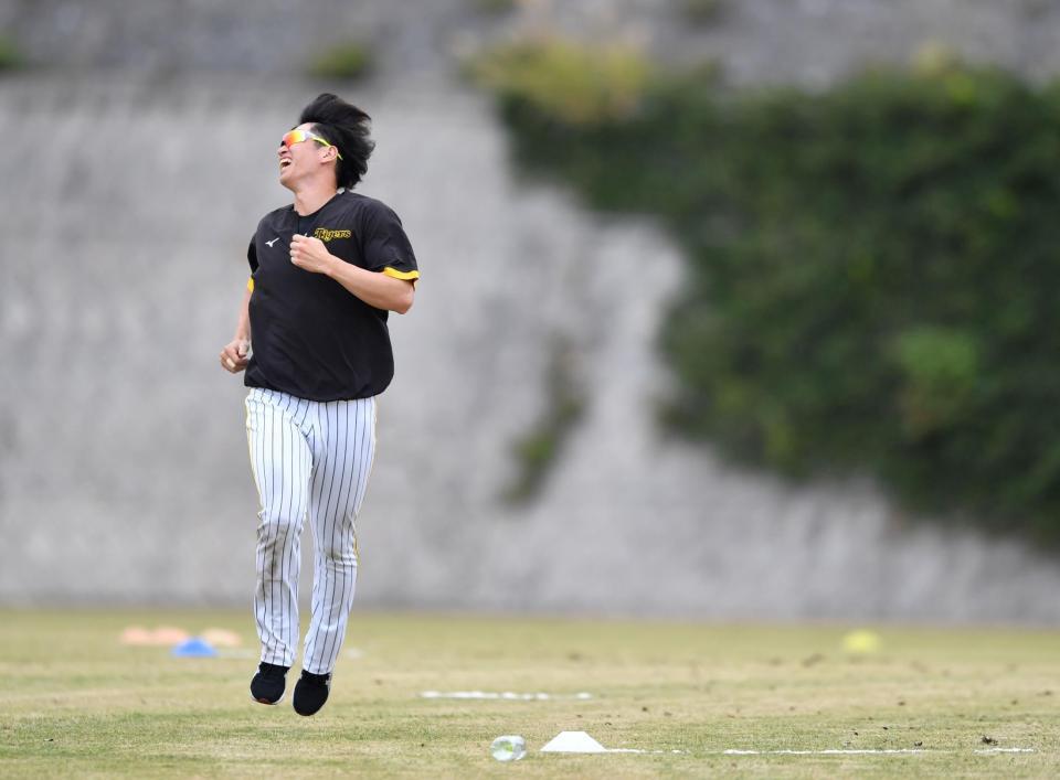 ダッシュをする阪神・近本光司＝宜野座村野球場（撮影・中田匡峻）