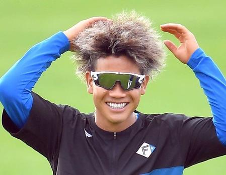 ひときわ目立つヘアスタイルの日本ハム・福田俊＝タピックスタジアム名護（撮影・伊藤笙子）