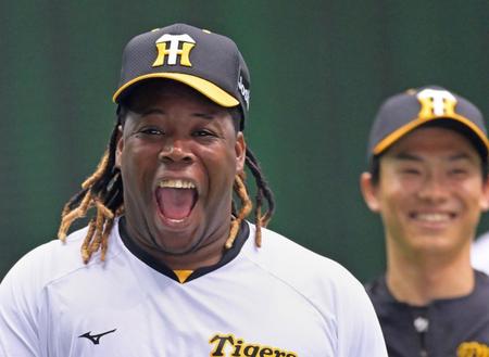 　ウオーミングアップで列の先頭に立ち、大きな声で盛り上げるミエセス（撮影・立川洋一郎）