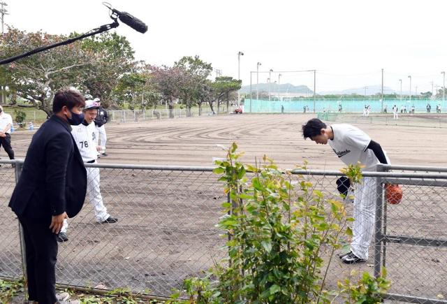 令和の怪物・佐々木朗希　平成の怪物・松坂大輔氏への畏敬の念が伝わる“最敬礼”