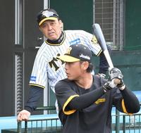 　高山（手前）に打撃指導する岡田監督＝１０日（撮影・高部洋祐）