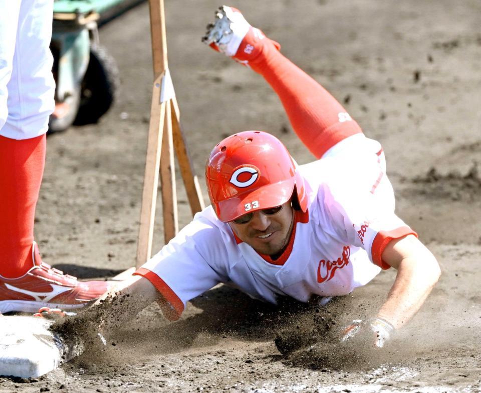 連日の走塁練習で砂煙を上げる菊池＝コザしんきんスタジアム