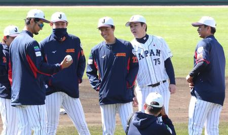 自身のサインとオリックス・宇田川優希（右端）のサインが書かれたボールうれしそうに眺めるダルビッシュ有（左端）。左から２人目はロッテ・佐々木朗希、中央は阪神・湯浅京己＝２７日、宮崎（撮影・吉澤敬太）