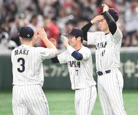 　大谷（右）を押し戻し、牧（左）と笑顔でハイタッチする中野＝１６日（撮影・棚橋慶太）