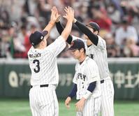 　準決勝進出を決め、中野（中央）のはるか頭上で牧（左）とハイタッチする大谷＝１６日（撮影・棚橋慶太）