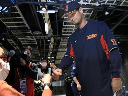 「子供を笑顔にするプロジェクト」で特別支援学校の子どもたちとタッチを交わすダルビッシュ有＝１４日、東京ドーム（撮影・吉澤敬太）