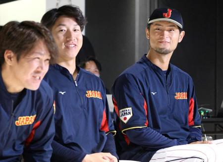 子どもたちの質問に笑顔を見せる（右から）ダルビッシュ有、大勢、甲斐拓也＝１４日、東京ドーム（撮影・吉澤敬太）