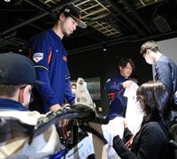 「子供を笑顔にするプロジェクト」で特別支援学校の子どもたちと触れ合うダルビッシュ有（手前）と甲斐拓也＝１４日、東京ドーム（撮影・吉澤敬太）