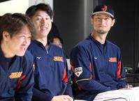 子どもたちの質問に笑顔を見せる（右から）ダルビッシュ有、大勢、甲斐拓也＝１４日、東京ドーム（撮影・吉澤敬太）