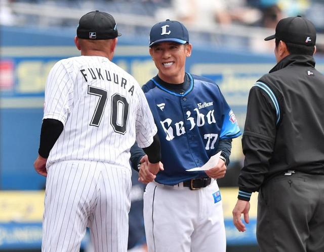 西武・松井稼頭央監督　同期のロッテ・福浦和也監督代行と笑顔で握手　ファインダー越しに感じたドラマとは