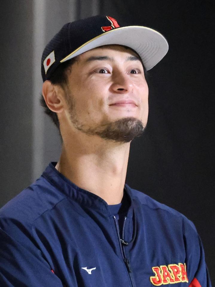 子どもたちの質問に笑顔を見せるダルビッシュ＝１４日、東京ドーム（撮影・吉澤敬太）