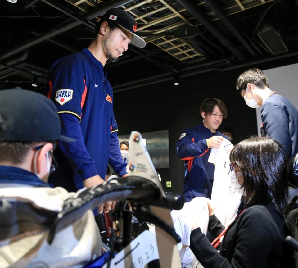 「子供を笑顔にするプロジェクト」で特別支援学校の子どもたちと触れ合うダルビッシュ有（手前）と甲斐拓也＝１４日、東京ドーム（撮影・吉澤敬太）