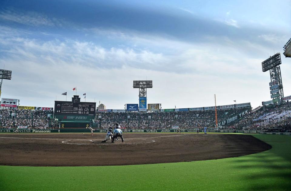 蘇った夢舞台！大観衆を集め行われた選抜高校野球準々決勝＝２９日、甲子園球場（撮影・開出牧）