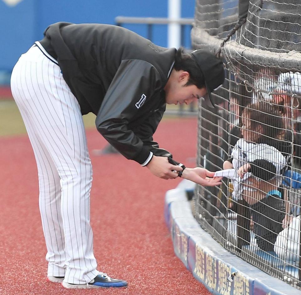 ほのぼのとしたシーンに感動！今季初先発初勝利を挙げ、試合後は金網越しにサインをするロッテ・佐々木朗希＝６日、ＺＯＺＯマリン（撮影・開出牧）