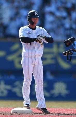 レギュラー獲得へアピールだ。２回１死一塁、楽天の先発・岸から中越え適時二塁打を放ったロッテ・藤原恭大＝９日、ＺＯＺＯマリン（撮影・開出牧）