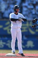 レギュラー獲得へアピールだ。２回１死一塁、楽天の先発・岸から中越え適時二塁打を放ったロッテ・藤原恭大＝９日、ＺＯＺＯマリン（撮影・開出牧）