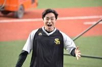 試合前に懐かしい顔を見つけて驚きの表情を見せる和田毅＝京セラドーム大阪（撮影・和田康志）