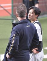 　試合前に話し込む和田毅とホールトン氏＝６日