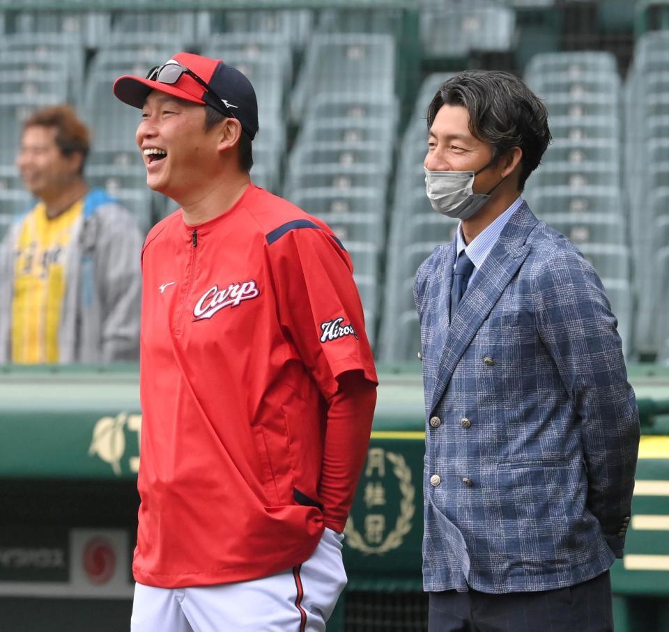 試合前、鳥谷敬氏（右）と談笑する広島・新井監督＝18日、甲子園（撮影・高部洋祐）