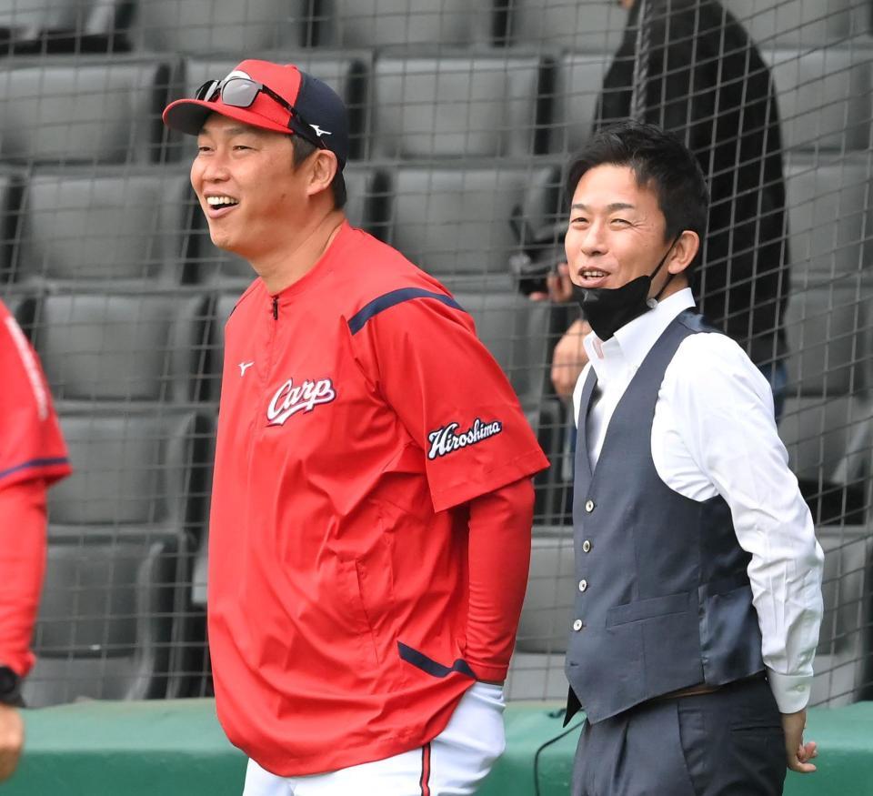 試合前、赤星憲広氏（右）と談笑する広島・新井監督＝18日、甲子園（撮影・高部洋祐）