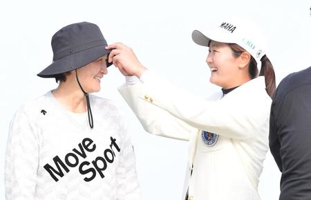 “親子の絆”を感じるシーンだ！表彰式後の記念撮影で母・あゆさん（左）の帽子に手を伸ばし、形を整える神谷そら。大勢のカメラマンの前で緊張する母親を包み込むような笑顔でリラックスさせる＝２３日、川奈ホテルＧＣ（撮影・開出牧）