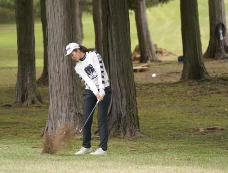 見事なリカバリーだ！５番の林からセカンドショットを放つ神谷そら＝２３日、川奈ホテルＧＣ（撮影・開出牧）