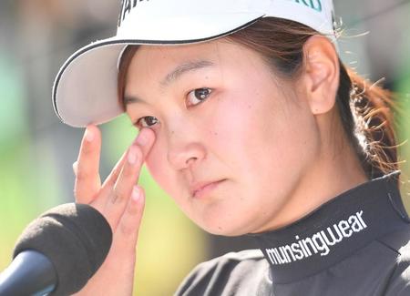 優勝インタビューで涙をぬぐう神谷そら＝２３日、川奈ホテルＧＣ（撮影・開出牧）