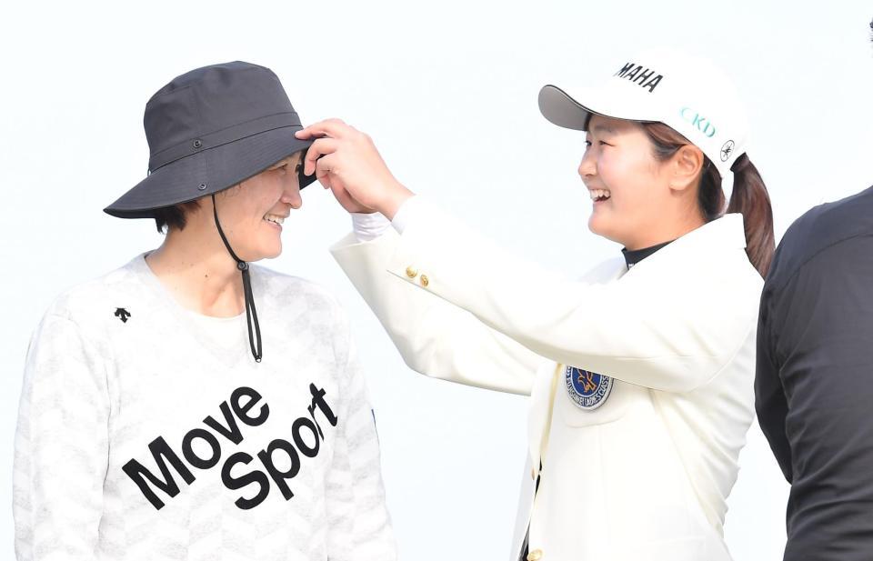 “親子の絆”を感じるシーンだ！表彰式後の記念撮影で母・あゆさん（左）の帽子に手を伸ばし、形を整える神谷そら。大勢のカメラマンの前で緊張する母親を包み込むような笑顔でリラックスさせる＝２３日、川奈ホテルＧＣ（撮影・開出牧）