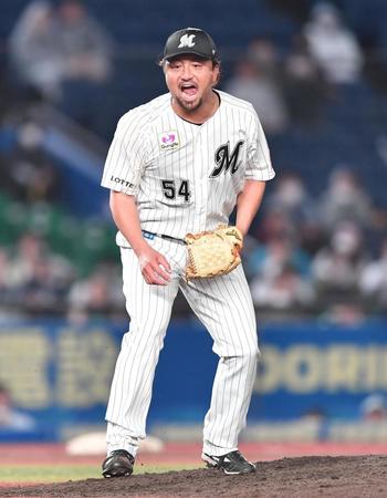 魂の雄たけびだ！１点リードの八回西武２死三塁、外崎修汰を５球連続のスプリットで三振に斬り、雄たけびを上げるロッテ・沢村拓一＝２６日、ＺＯＺＯマリン（撮影・開出牧）