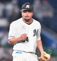 ガッツポーズにも魂がこもる！１点リードの８回西武２死三塁、外崎修汰を５球連続のスプリットで三振に斬り、ガッツポーズを決めるロッテ・沢村拓一＝２６日、ＺＯＺＯマリン（撮影・開出牧）