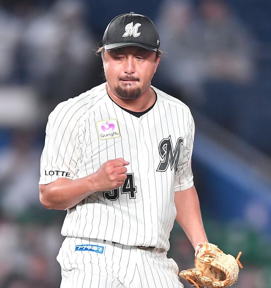 ガッツポーズにも魂がこもる！１点リードの８回西武２死三塁、外崎修汰を５球連続のスプリットで三振に斬り、ガッツポーズを決めるロッテ・沢村拓一＝２６日、ＺＯＺＯマリン（撮影・開出牧）