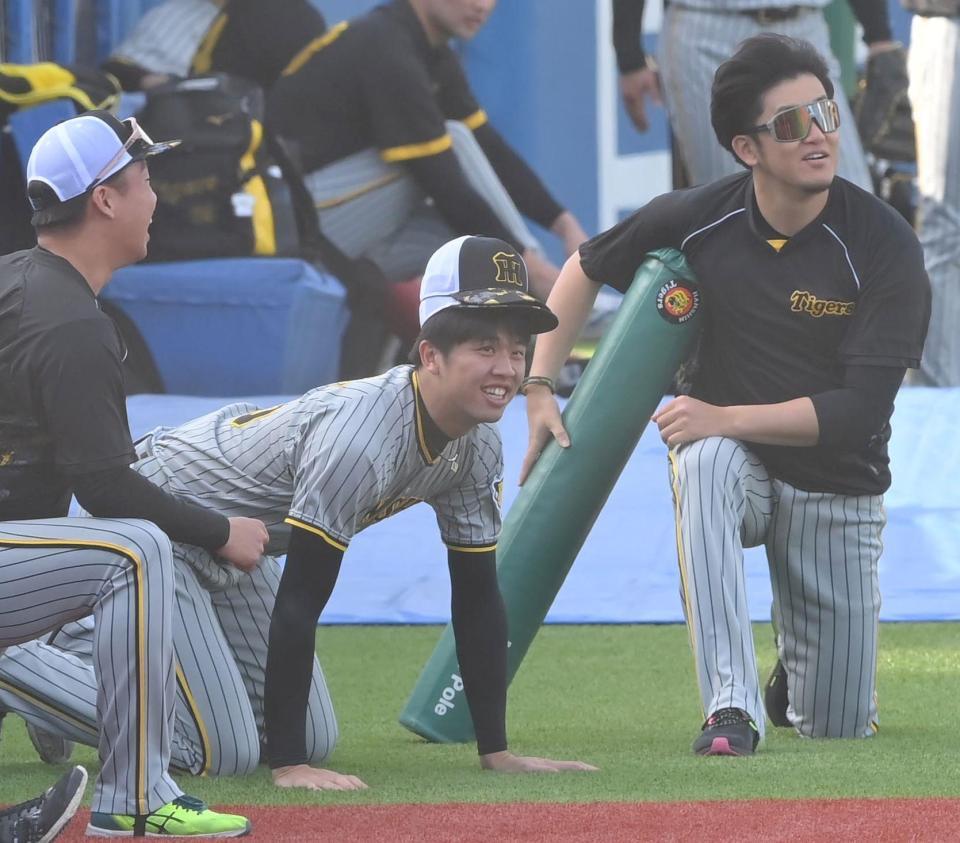 阪神・岩貞祐太（右）の帽子を拝借する阪神・才木浩人＝28日、神宮球場（撮影・高部洋祐）