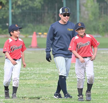 「ジャイアンツ」のユニホームを着た球児たちと触れ合う阪神・糸原健斗＝29日、神宮外苑（撮影・高部洋祐）