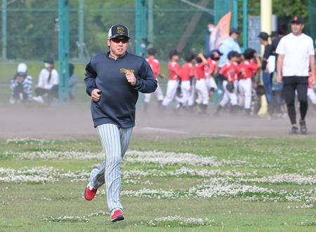 少年野球が行われるグラウンドでランニングする阪神・梅野隆太郎＝29日、神宮外苑（撮影・高部洋祐）