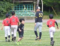 球児たちと交流する阪神・島田海吏＝29日、神宮外苑（撮影・高部洋祐）