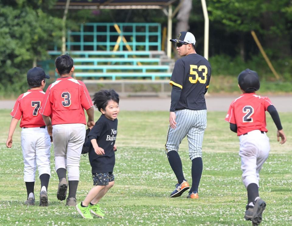 球児たちと交流する阪神・島田海吏＝29日、神宮外苑（撮影・高部洋祐）