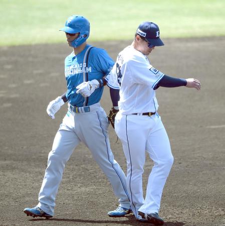 イースタン、西武-日本ハム３回、軽く肩をぶつけ合う日本ハム・江越（左）と西武・陽川＝カーミニークフィールド（撮影・堀内翔）