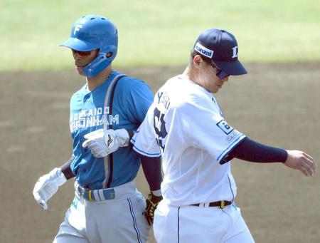 イースタン、西武-日本ハム３回、軽く肩をぶつけ合う日本ハム・江越（左）と西武・陽川＝カーミニークフィールド（撮影・堀内翔）