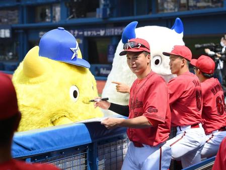 試合前にＤｅＮＡのマスコット・バート＆チャッピーにねだられ、サインを書く広島・大盛穂（中央）＝横浜スタジアム（撮影・伊藤笙子）