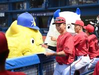 試合前にＤｅＮＡのマスコット・バート＆チャッピーにねだられ、サインを書く広島・大盛穂（中央）＝横浜スタジアム（撮影・伊藤笙子）