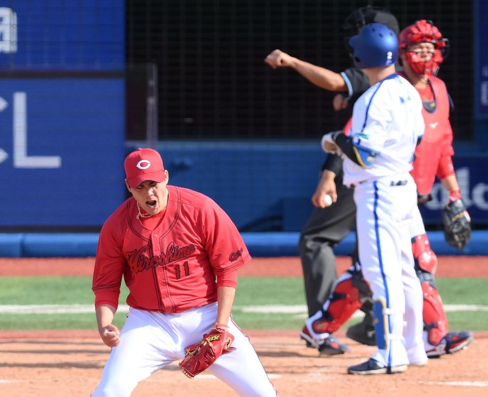 ５回ＤｅＮＡ２死満塁、牧を見逃し三振に仕留めて雄たけびを上げる広島・九里＝３日、横浜スタジアム（撮影・堀内翔）