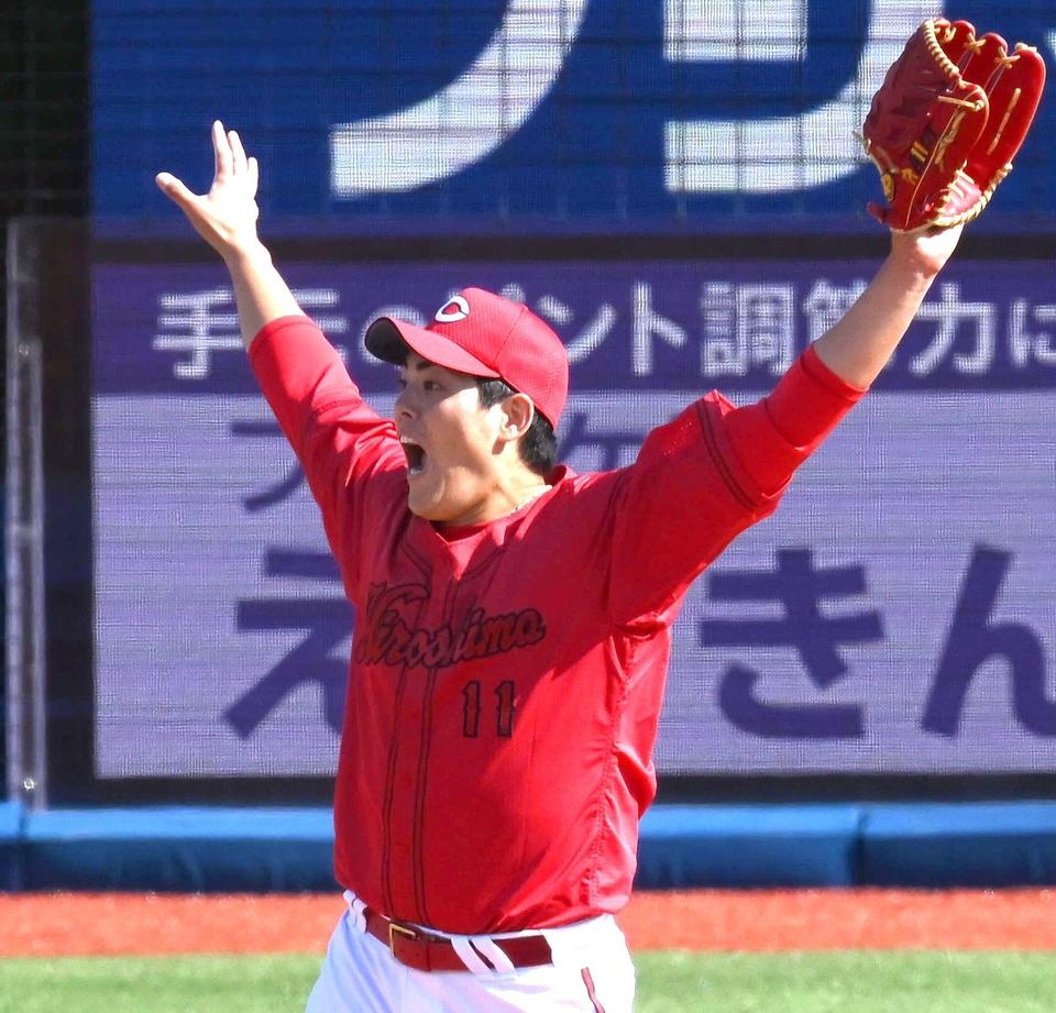 ４回、際どい判定に両手を上げながら声を出す広島・九里亜蓮＝３日、横浜スタジアム（撮影・堀内翔）